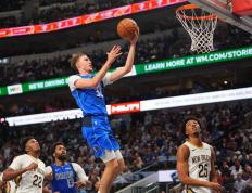 弗拉格不(bù)当控卫秀超残暴扣篮，新科状元直接灌爆对手倒地