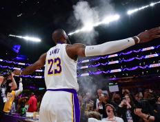 歷(lì)史第(dì)一人！詹姆(mǔ)斯(sī)至今20年打圣誕(dàn)大战！高于NBA18支球队！