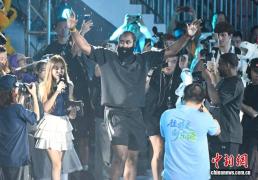 NBA球星詹姆斯·哈登现身广州南沙(shā)“区BA”赛場(chǎng)