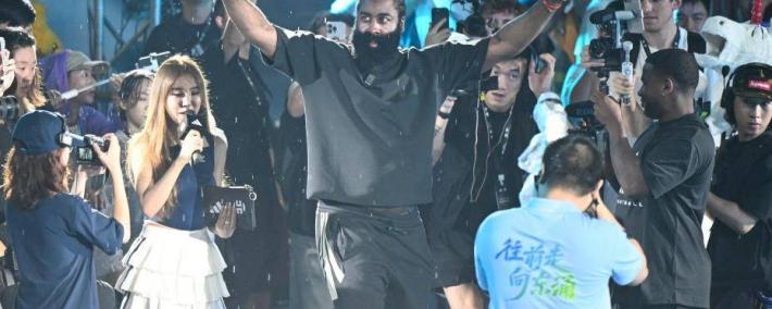 NBA球星詹姆斯·哈登现身广州南沙(shā)“区BA”赛場(chǎng)