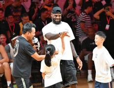 勒布朗·詹姆(mǔ)斯，在《人(rén)民日报》撰文