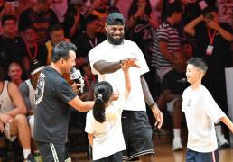 勒布朗·詹姆(mǔ)斯，在《人(rén)民日报》撰文