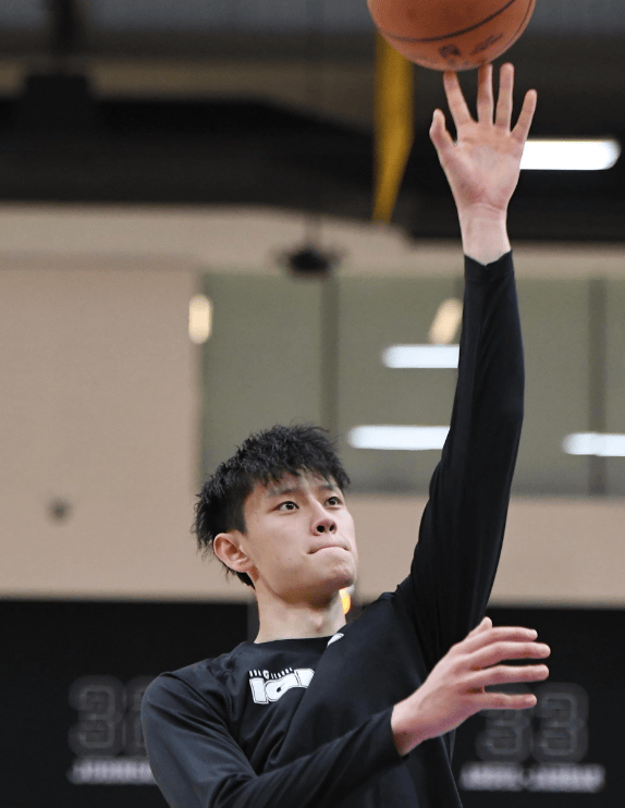 签他只为NBA中國(guó)賽(sài)？领先40分也不讓(ràng)上(shàng) 篮网耍了(le)曾凡(fán)博(bó)吗