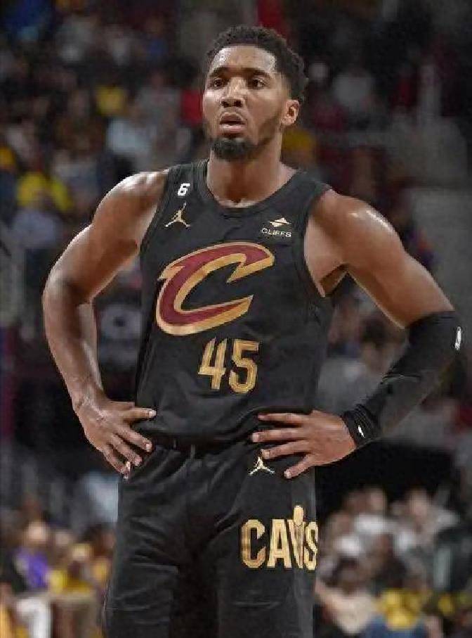 13顺位逆袭！多诺萬(wàn)·米切尔成顶级分衛(wèi)，与布克哈登比肩缺荣誉？