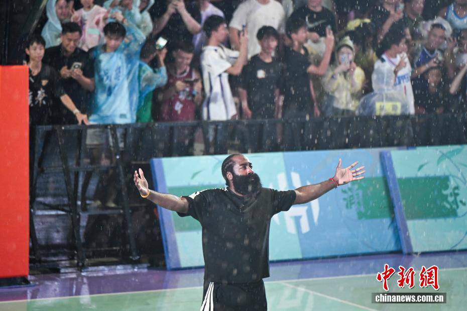 NBA球星詹姆斯·哈登现身广州南沙(shā)“区BA”赛場(chǎng)