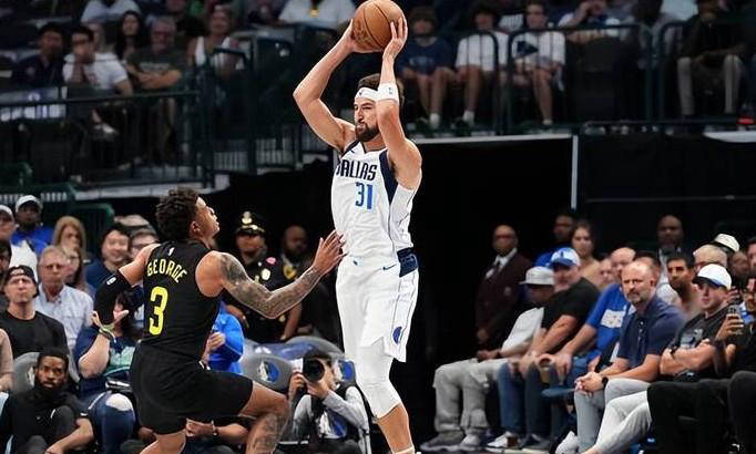 克莱·汤普森:曾是勇(yǒng)士王朝功臣(chén),如今(jīn)迷失自(zì)我